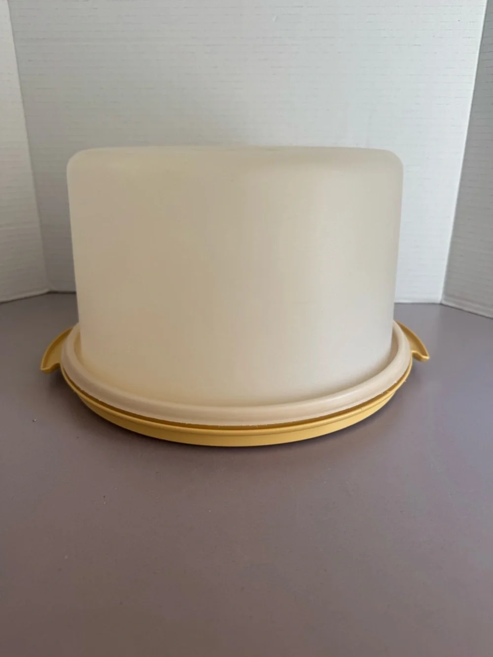 Tupperware cake carrier
